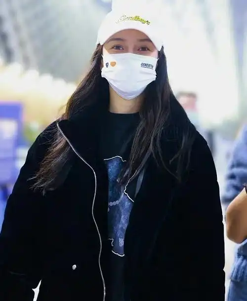  baby黄晓明感情依旧穿情侣外套现身机场,离婚传闻不攻自破