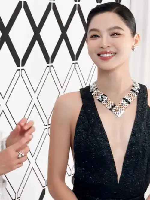  辛芷蕾黑色深v长裙暗夜玫瑰性感成熟