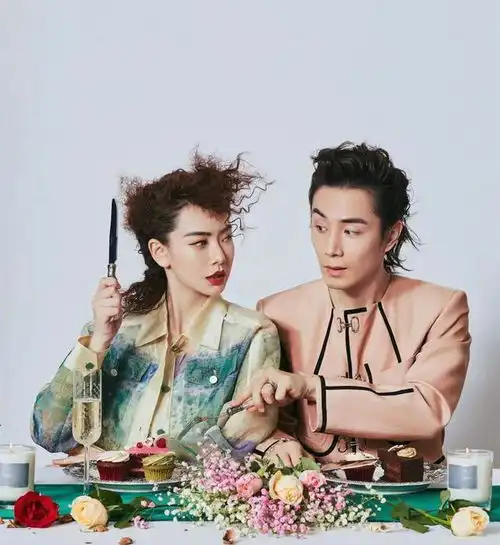  戚薇李承铉夫妇演绎情侣穿搭,极简风也能穿出甜蜜感