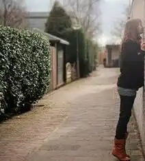  情侣接吻头像两张分开一边一个人