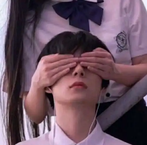  写给未满18岁傻孩子的英文短句我连自己都猜不透,怎敢奢求别人来懂我