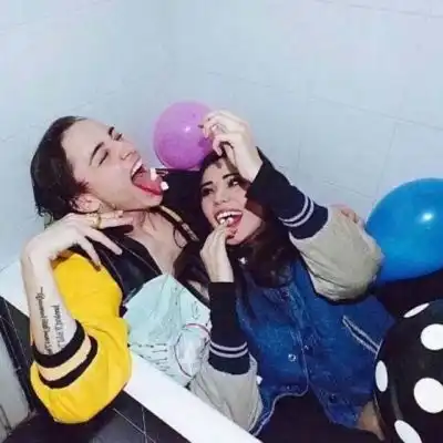  超甜蜜欧美情侣头像有你在身边风都是甜的