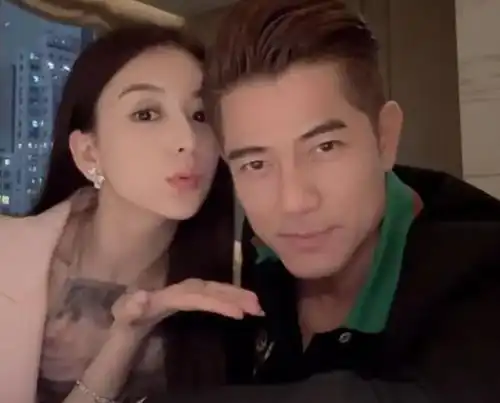方媛撇下俩娃与闺蜜嗨玩,穿jk短裙似学生,拎10万包包被指是假货
