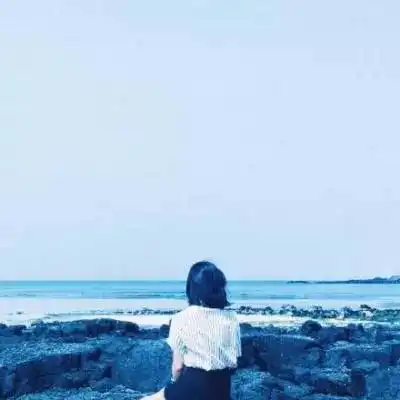  2023最新唯美海边背影女生头像