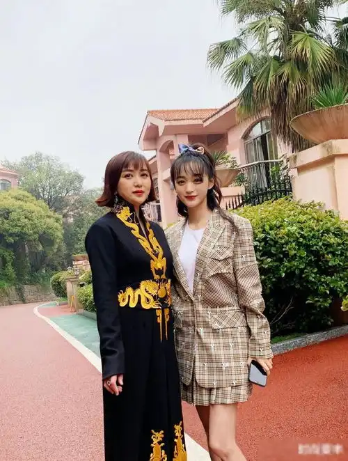 曾在如懿传中演玫嫔,今却被她妈妈颜值惊艳,母女如姐妹