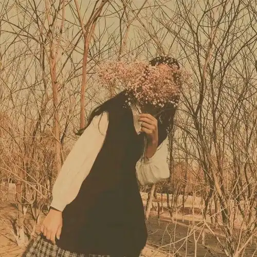 捧花女生头像遇见你后,睁眼是花田,闭眼是星河