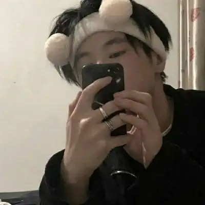  qq超清头像男生拿手机照镜子最初的自己是最帅的曾经