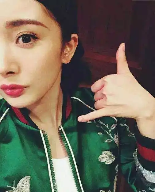  杨幂又变脸了见过没了美瞳的唐嫣,没了眉毛的倪妮吗