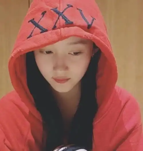  关晓彤凌晨两点晒撸猫照,谁注意到她的无名指,和鹿晗好事将近