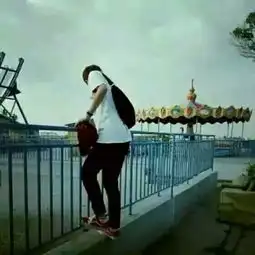  情侣头像,男生穿黑色的长衣服,看向远处,女生也一样