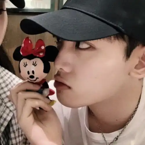  零五后专享情侣头像,一左一右超恩爱,00后早已设置