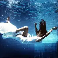  落水水中的女生qq头像