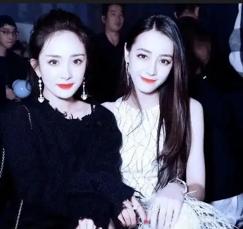  迪丽热巴连续10年给杨幂庆生,离巢不影响关系,白浅凤九真甜