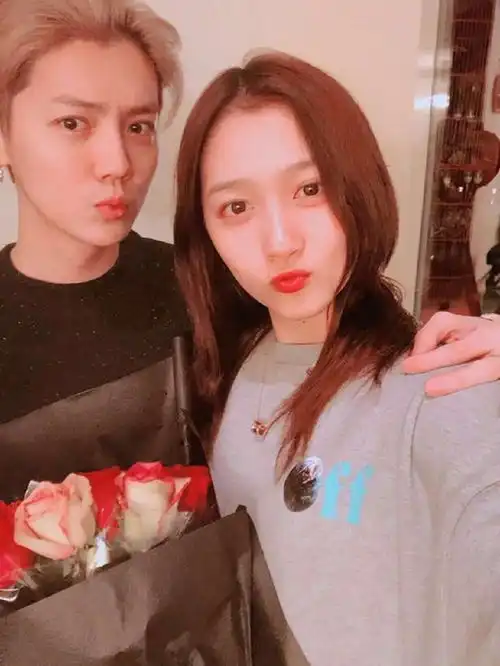  鹿晗遮挡式自拍照推荐北京小吃卤煮暗戳戳又撒狗粮了