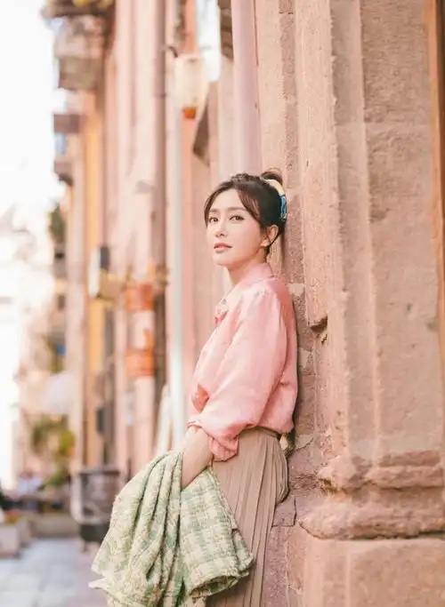  秦岚气质真的嫩,抹胸蓬松纱裙妩媚减龄,躺地上不要太撩人了