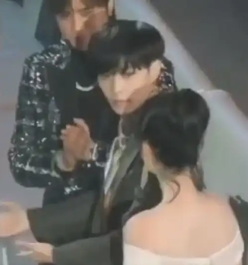  节目组发的向往5杨紫和张艺兴穿同款睡衣,何老师也跟嘉宾撞过衫