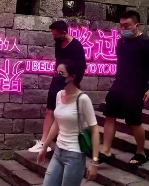  汪小菲和新女友高调秀恩爱张颖颖明星范太足,穿衣性感赢过大s