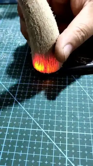 情侣订做的牛角戒指,被师傅打磨好以后,比玉石的还好看