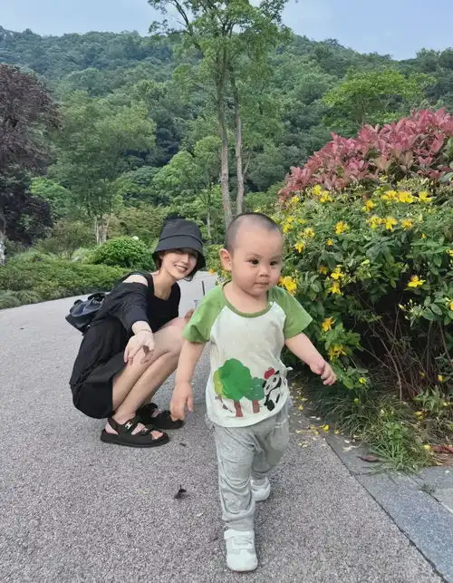 王思聪,他超爱,点赞现任每条动态前任甩葱乱舞,甜仇娃已会走孩子是王思聪小羽王健林甜仇盈盈网红手机网易网