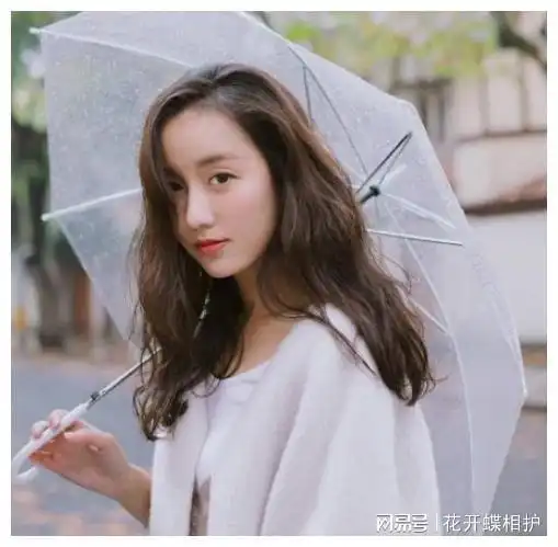 她低调有演技,给杨幂当配角,与唐嫣是真闺蜜,就是偏不红不了