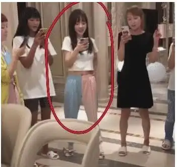 李小璐深夜和闺蜜办跳舞趴,中年男子助兴,现场连换两套衣服