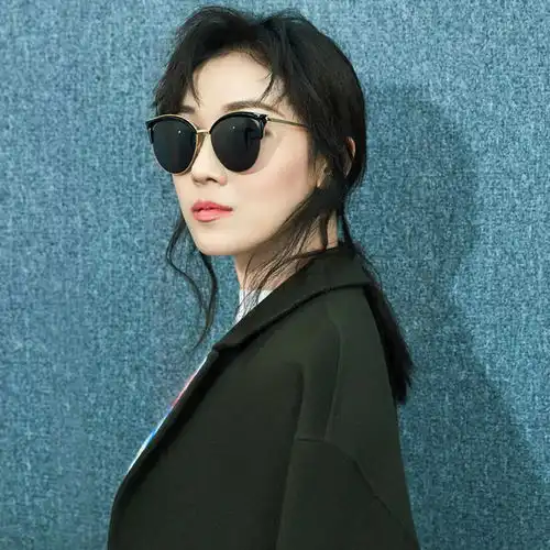  戴墨镜霸气冷酷无情女人