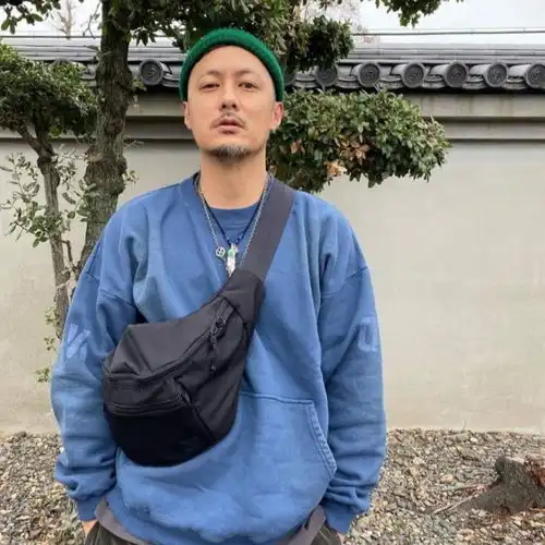 余文乐晒3岁儿子抓蛇照,保护隐私为儿子打码,却忽略另两个女孩