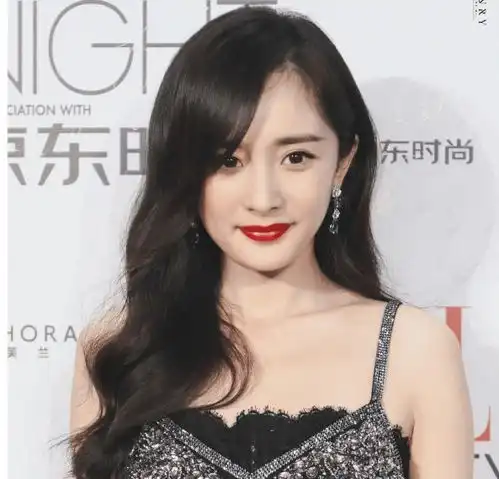 杨幂外出逛街上五条热搜,和魏大勋疑似分手后,七夕有闺蜜陪