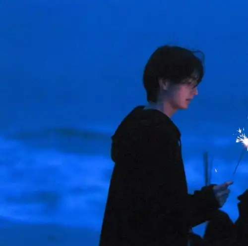  蓝色真人情头男生对自己喜欢的女生能有多好