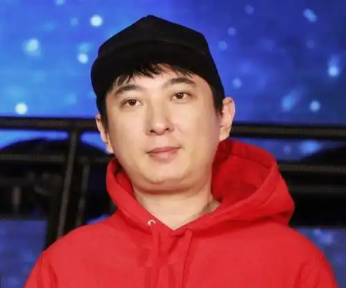  王思聪模仿情侣搂抱,走小鸟依人的路线评论区就是最好的回应