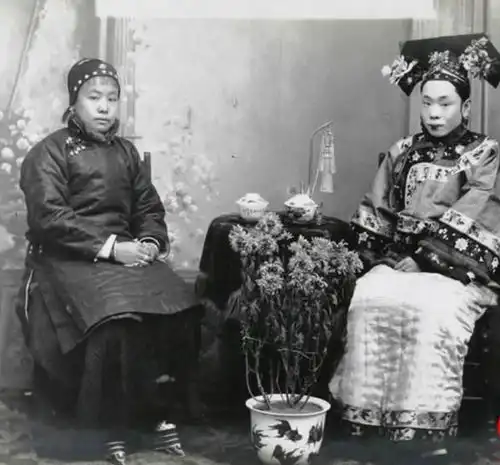  晚清老照片五品官妻妾成群,王爷的大老婆贵气十足
