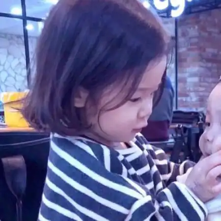  小孩情侣头像,孩子时期我们相遇注定逃不掉了