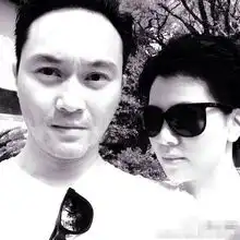  张智霖与袁咏仪游普陀山穿情侣装愈加恩爱