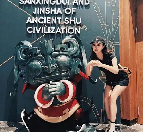  刘心悦感受古蜀文明,和闺蜜赴首都博物馆参观三星堆文物展