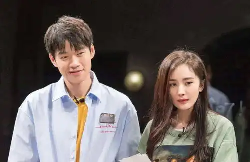  杨幂魏大勋又添实锤,现身横店平价餐馆,戴黑白情侣帽