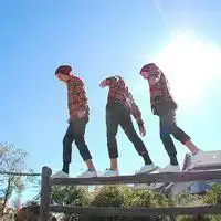  两男一女的三人头像,谁有急要