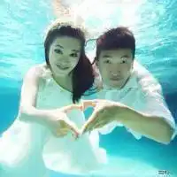  有没有水下情侣一左一右的两个头像,最好是婚纱,要清楚的头像,谢谢了