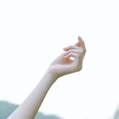  带字的有纹身的手控女生头像