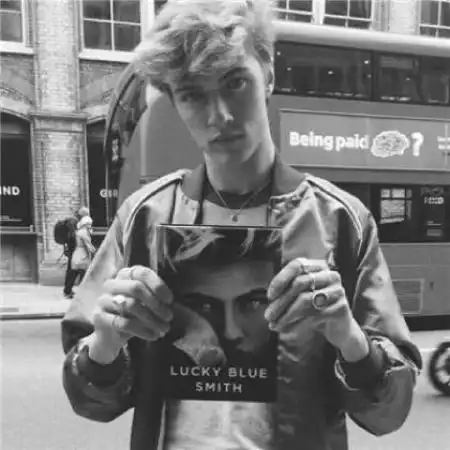  欧美男生头像黑白成熟侧身,成熟的男人最有范