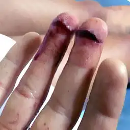  外国情侣森林旅游惨遇食人族男被扒光衣服女遭轮奸