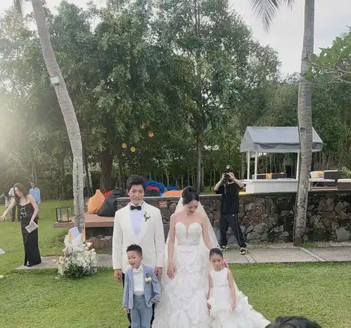 安以轩一身白衣现身陈乔恩婚礼4岁女儿当花童不愧20多年亲闺蜜