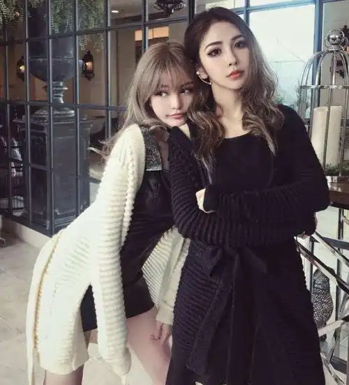 周扬青与闺蜜大秀美照,拍照时想起身穿短裙,救场动作堪比教科书