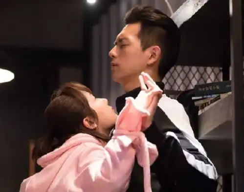  本以为李现大款头发型够帅了,看到他光头照后,这谁顶得住