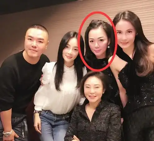 李小璐闺蜜揭亲密视频内幕,曝她与贾乃婚姻现状感情破裂没离婚