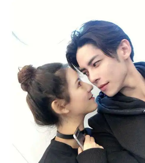  娱乐圈中的模范情侣张若昀唐艺昕低调甜蜜