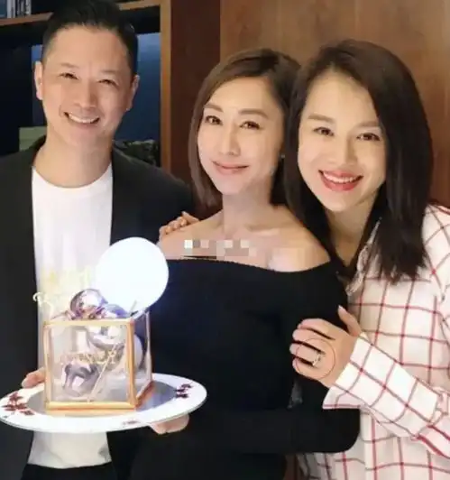 拍拖11年,终于公开结婚了,不容易啊