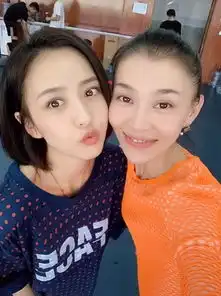佟丽娅回老家与闺蜜相聚,两位大美女贴脸嘟嘴合影,可爱又美丽