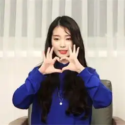 哈哈哈哈,哪有明星比心比得这么丑的