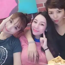离了ps的李小璐终于攒出少女气息,同学聚会却又秒变蛇精脸