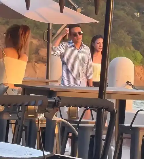  汪小菲mandy海边看夕阳,夫妻十指紧扣,还穿着一双情侣鞋